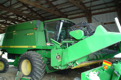 A John Deere 9410 Combine set to harvest Oats.